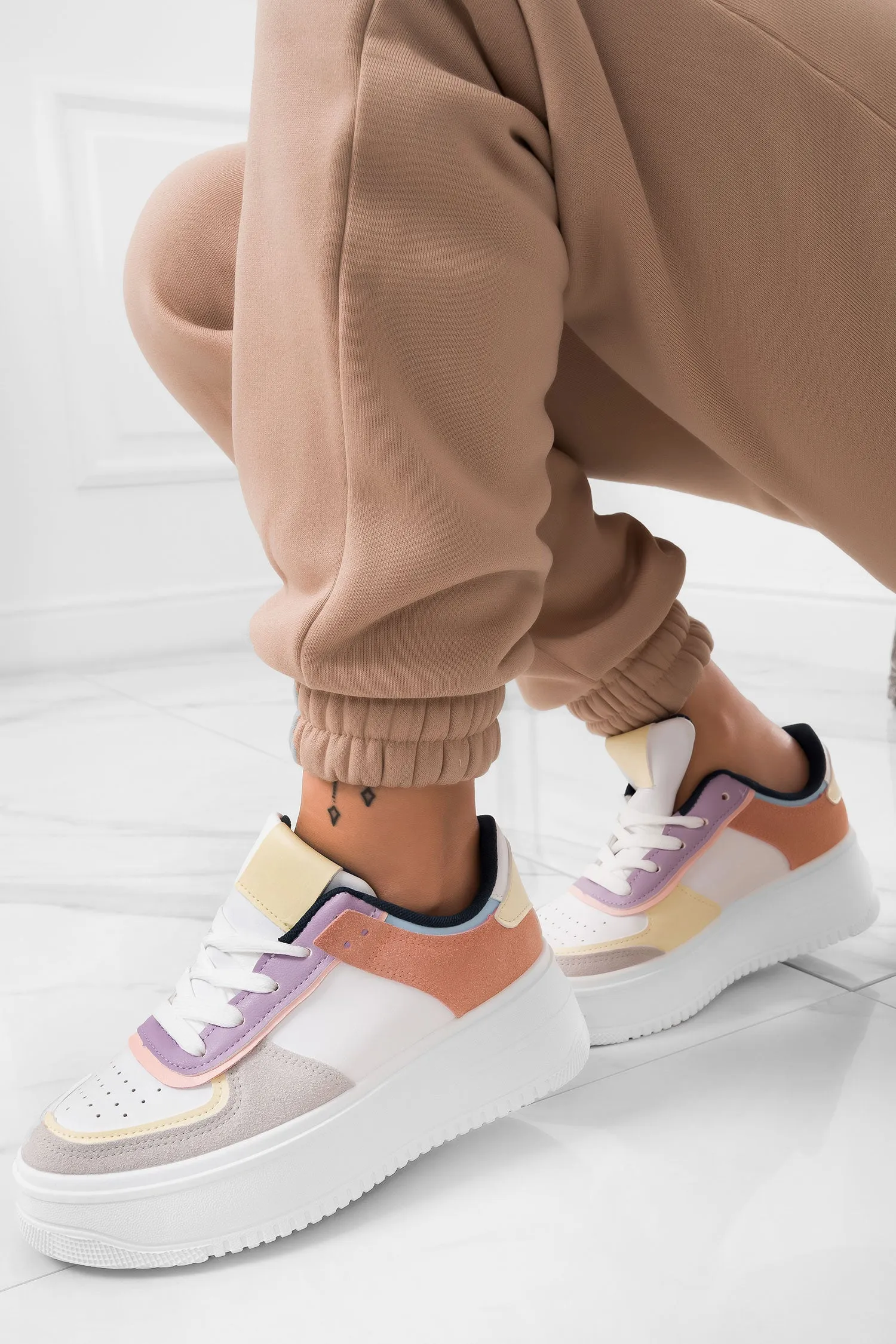 Sneakers con pannelli multicolor e suola spessa