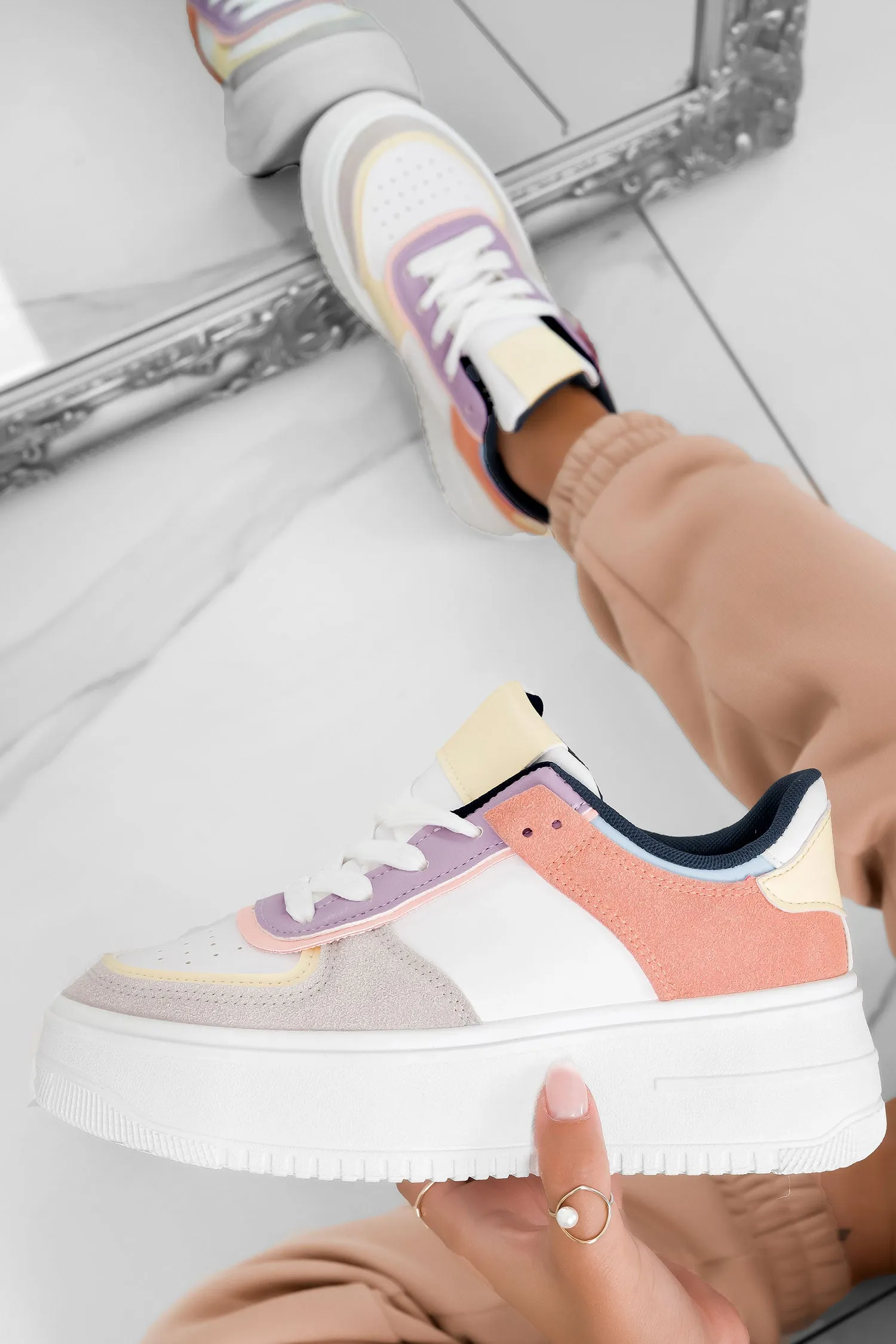 Sneakers con pannelli multicolor e suola spessa