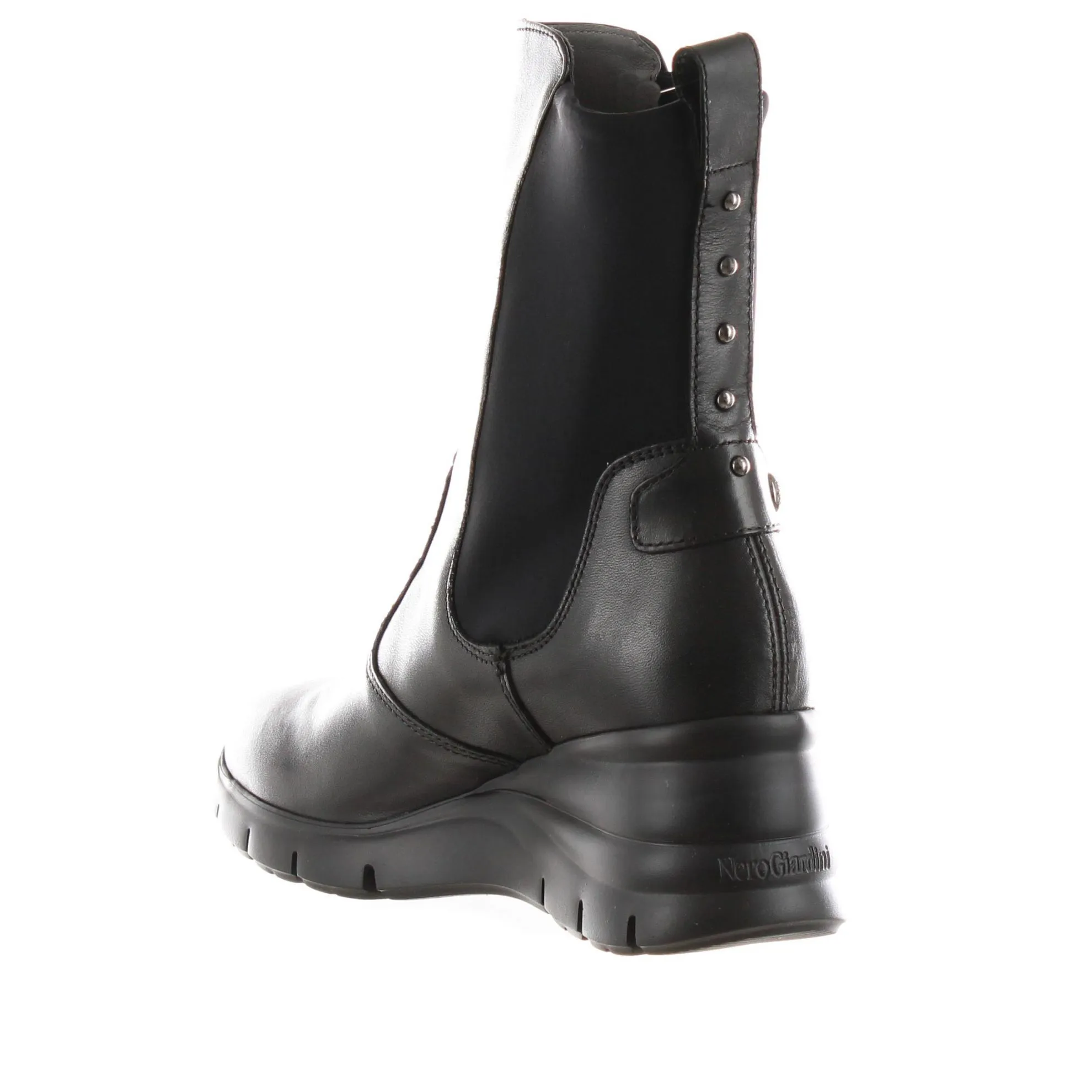 Stivaletto in pelle con borchie decorative