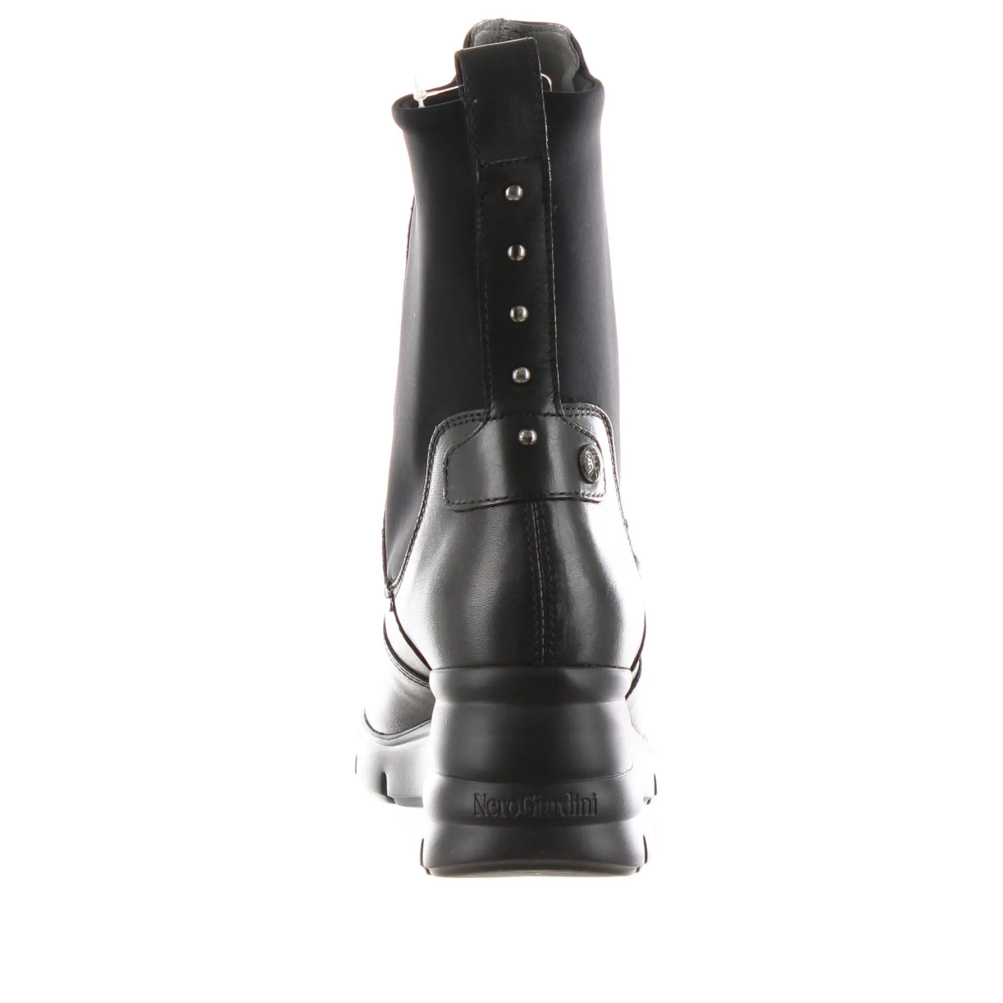 Stivaletto in pelle con borchie decorative