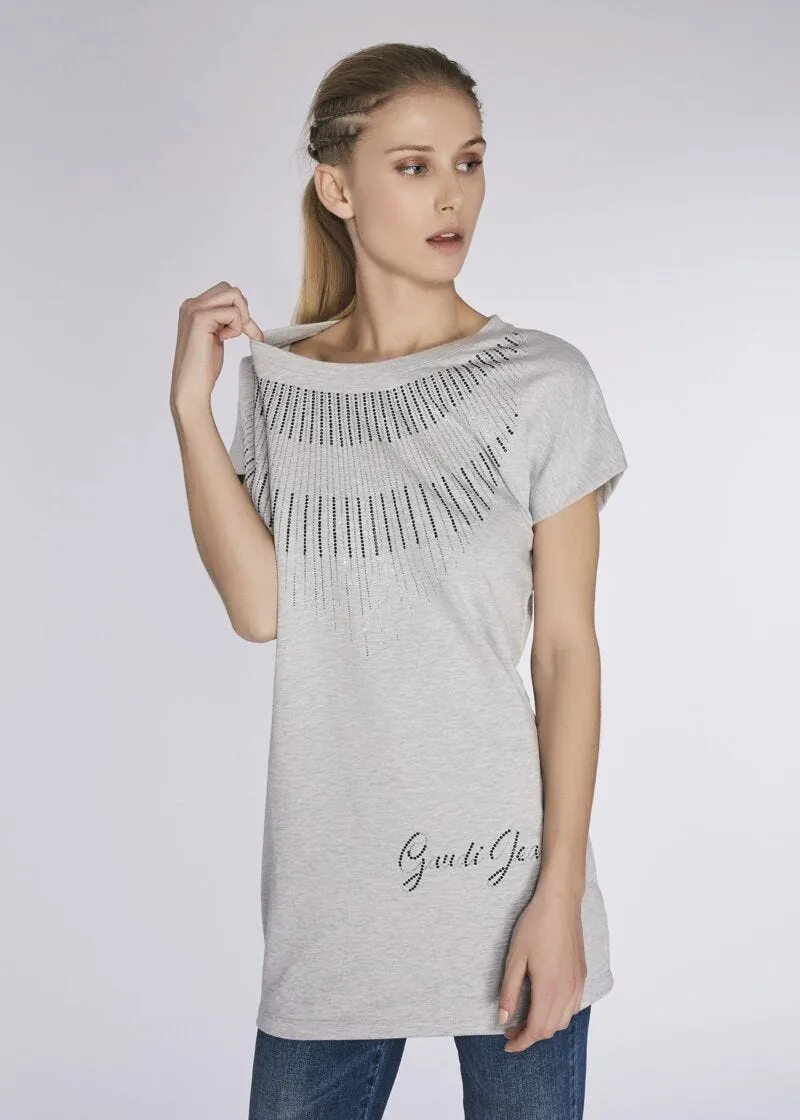 T-shirt lunga con strass e borchie
