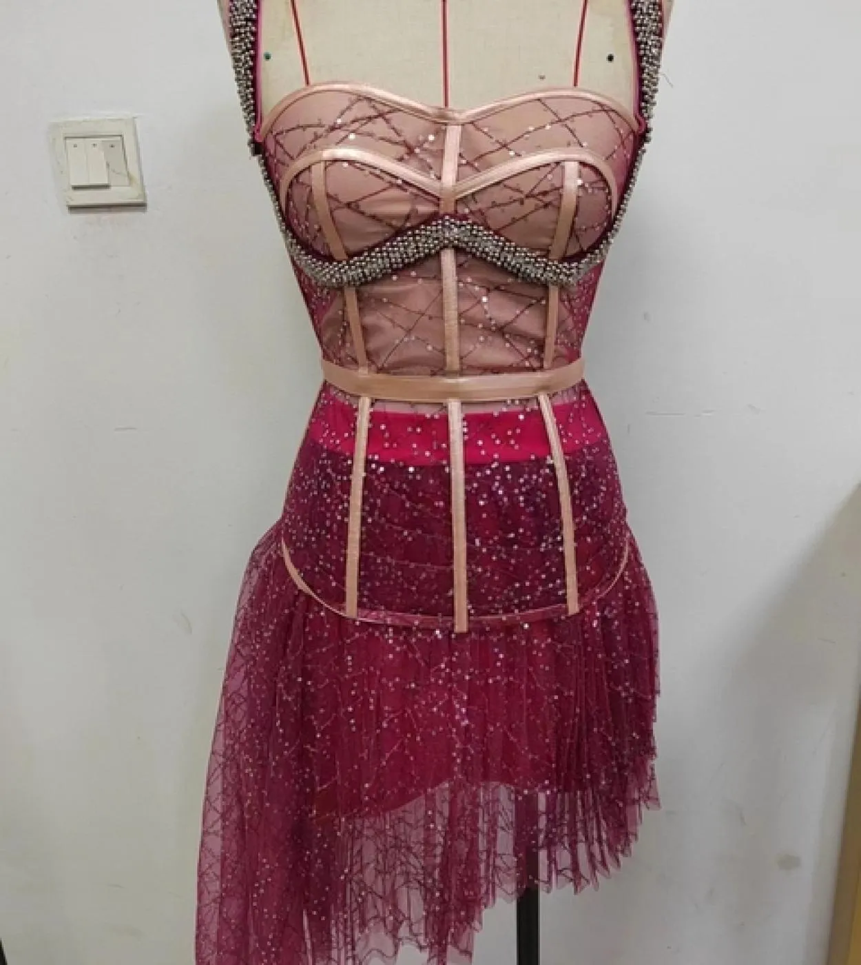 Top con patchwork in maglia con cinturino per spaghetti  abito con gonna a pieghe da donna bianco paillettes di lusso con perli