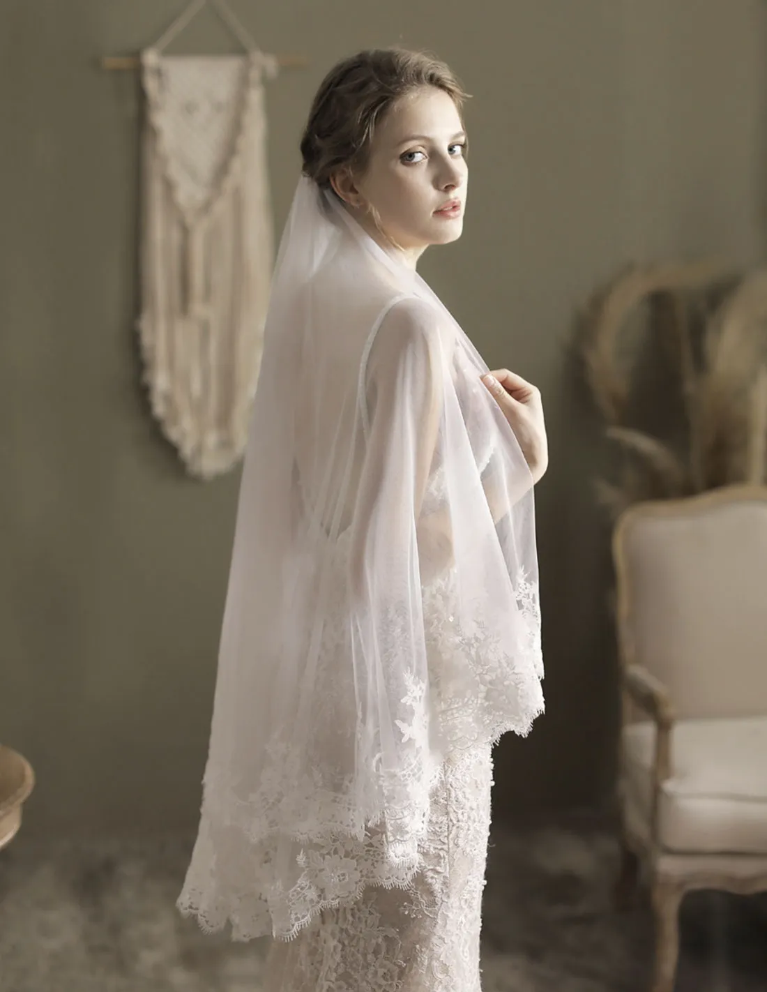 Velo da sposa corto in nylon con bordatura in pizzo pregiato